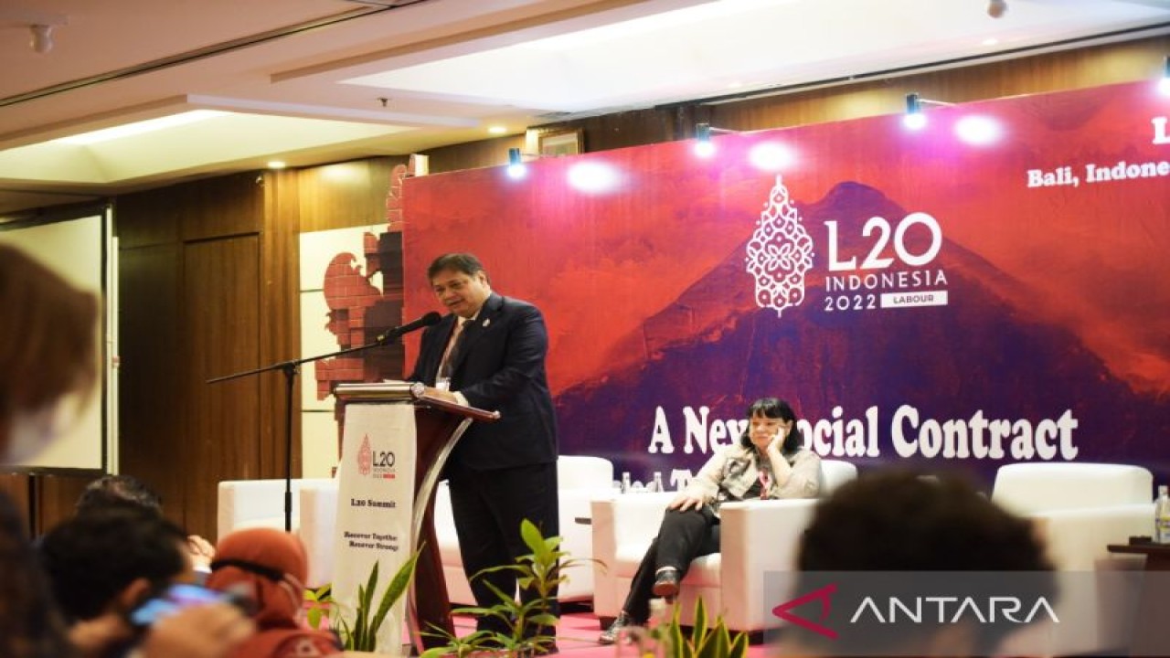 Menteri Koordinator (Menko) Bidang Perekonomian Airlangga Hartarto dalam Labour20 (L20) Summit yang digelar di Kuta, Bali, Senin (14/11/2022). (ANTARA/Agatha Olivia Victoria)