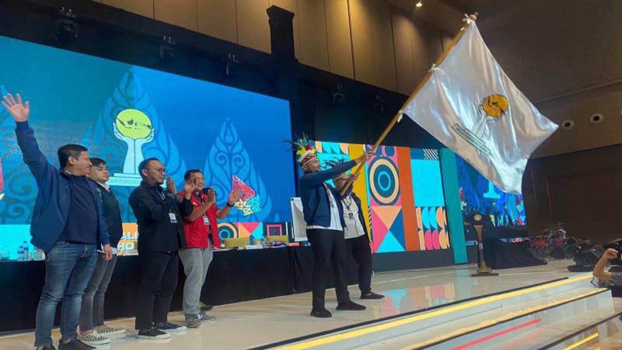 Akbar Himawan Buchari mengibarkan bendera Hipmi setelah terpilih menjadi Ketua Umum BPP Hipmi periode 2022-2025 dalam sidang pleno di Hotel Alila Solo, Rabu (23/11/2022) malam. ANTARA/HO-Panitia Munas Hipmi/aa