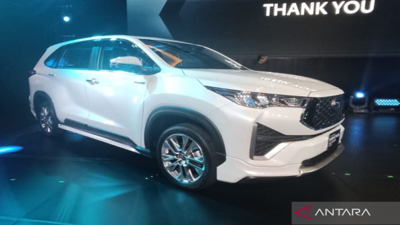 All New Kijang Innova Zenix Hybrid diluncurkan di Grand Hyatt Hotel, Jakarta, Senin (21/11/2022) (ANTARA/Fathur Rochman)