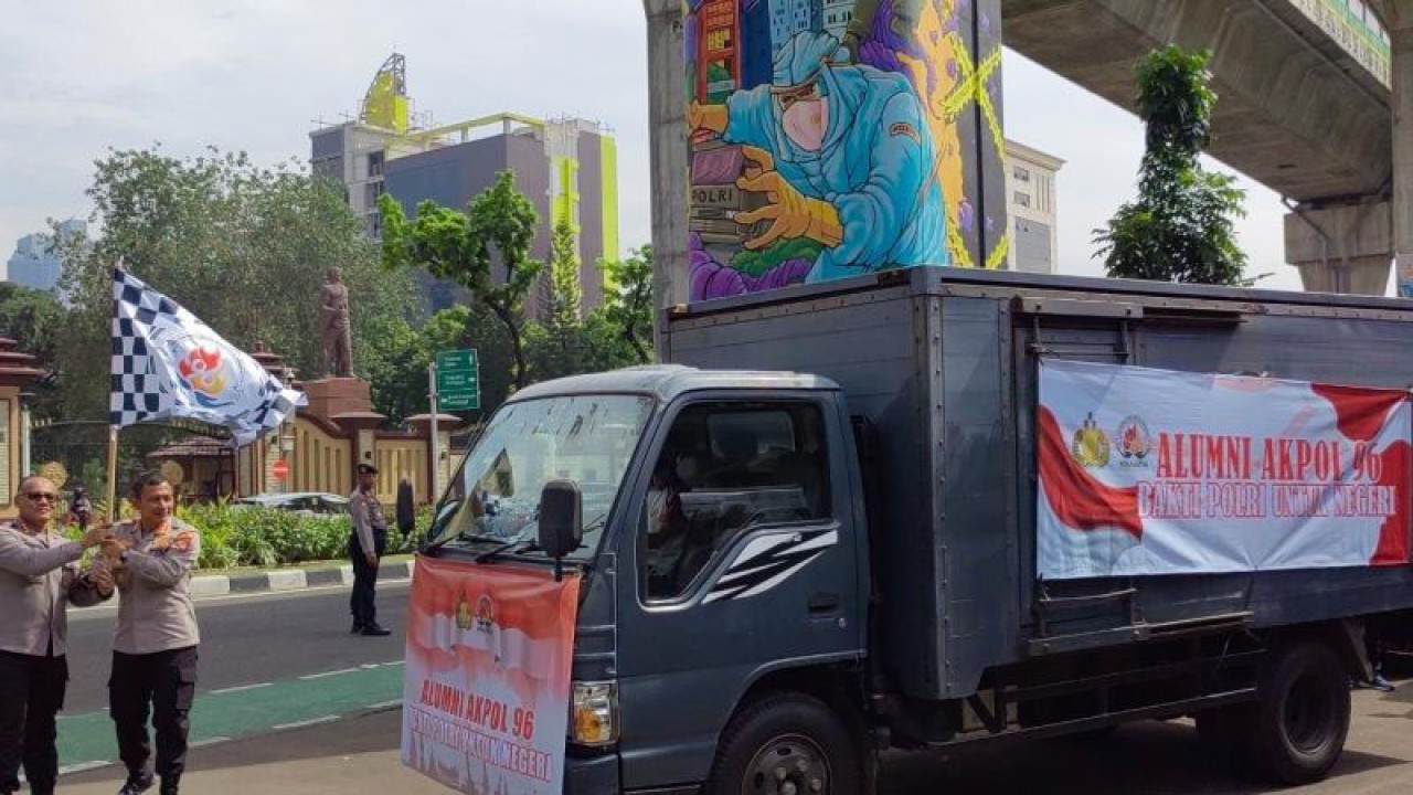 Alumni Akpol 1996 menyalurkan bantuan kepada korban gempa bumi Cianjur di Lapangan Bhayangkara Mabes Polri, Jakarta Selatan, Jumat (25/11/2022). (ANTARA/Melalusa Susthira K.)