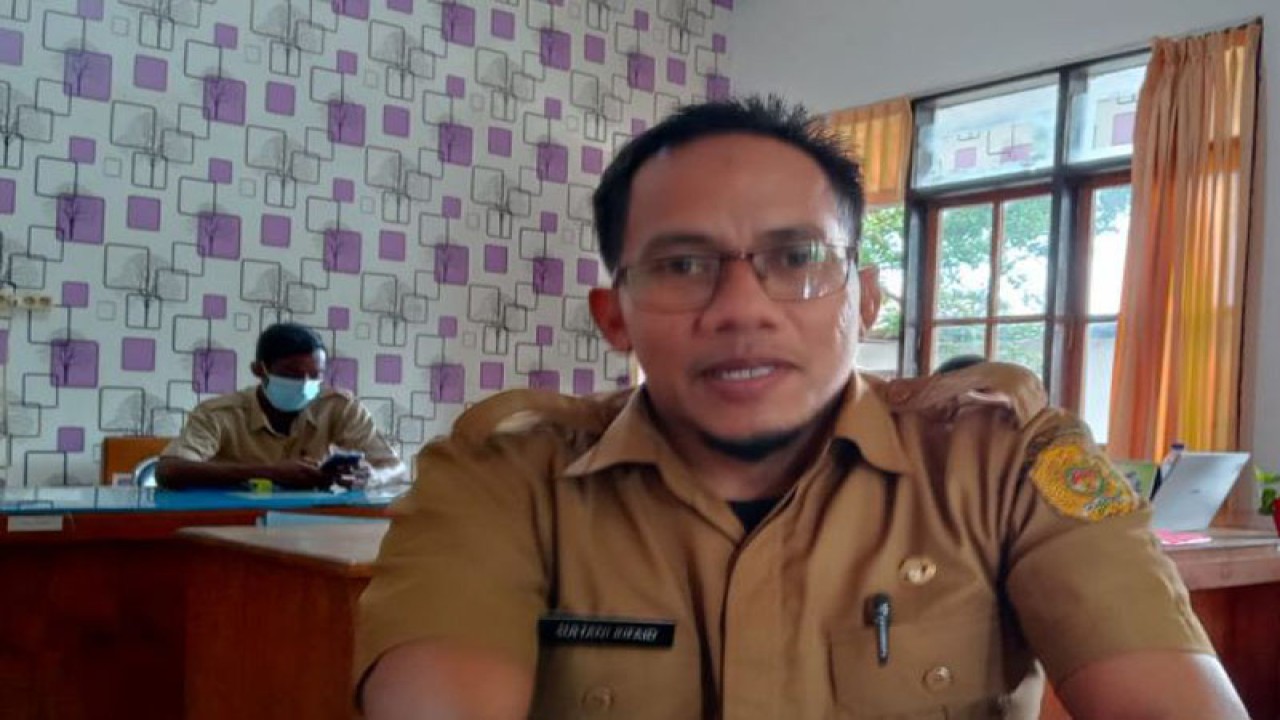 Analis Kebijakan Fungsional Dinas Perindustrian dan Perdagangan Kota Kupang Provinsi Nusa Tenggara Timur Sultan Rifai (ANTARA/Benny Jahang)