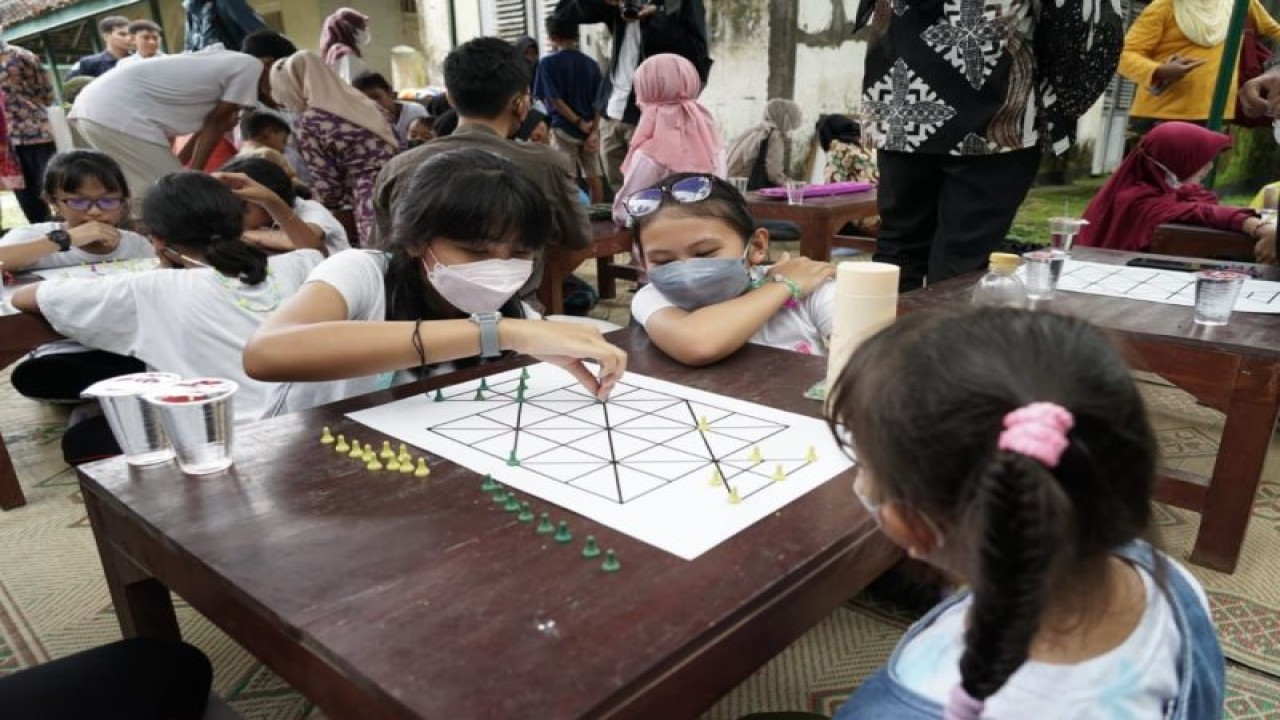 Anak-anak melakukan permainan tradisional di ajang Jogja Folk Game Festival di Padukuhan Tamanan, Kalurahan/Desa Tamanmartani, Kapanewon/Kecamatan Kalasan, Kabupaten Sleman, Daerah Istimewa Yogyakarta, Minggu (27/11/22). (ANTARA/HO Bagian Prokopim Setda Sleman)
