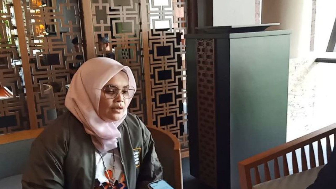 Anggota Badan Pengawas Pemilu (Bawaslu) RI Lolly Suhenty saat memberikan keterangan kepada wartawan di Kota Batu, Provinsi Jawa Timur, Senin (28/11/2022). ANTARA/Tri Meilani Ameliya.