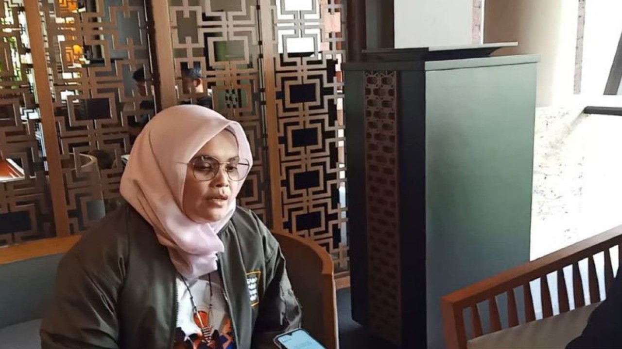 Anggota Bawaslu RI Lolly Suhenty saat memberikan keterangan kepada wartawan di Kota Batu, Jawa Timur, Senin (28/11/2022). ANTARA/Tri Meilani Ameliya.