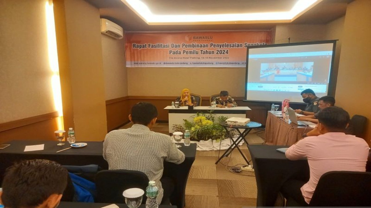 Anggota Bawaslu Padang Yunasti Helmy memberikan arahan dalam bimtek terhadap panwascam (ANTARA/Mario SN)