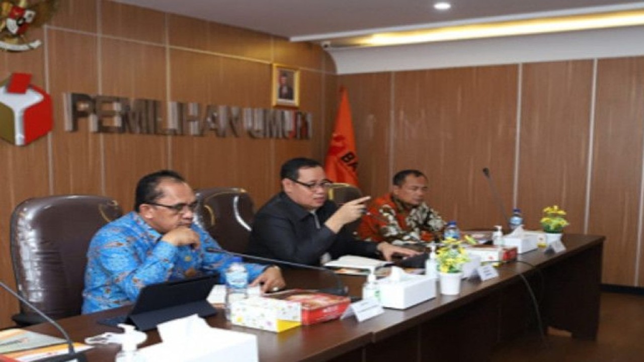 Anggota Bawaslu RI Herwyn Jefler Hielsa Malonda dalam rapat pembentukan tim untuk memetakan potensi kerawanan pelanggaran penetapan daerah pemilihan (dapil) dan alokasi kursi anggota DPRD kabupaten/kota di Kantor Bawaslu RI, Jakarta, Selasa (15-11-2022). ANTARA/HO-Humas Bawaslu