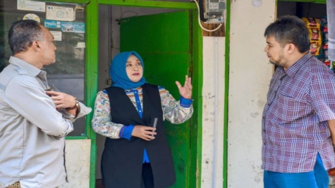 Anggota Komisi IV DPRD Provinsi Jawa Barat Prasetywati saat meninjau langsung pembangunan penyediaan tenaga listrik di daerah terpencil dan pedesaan di Desa Mekarjaya, Kabupaten Bandung Barat. ANTARA/HO-Humas DPRD Jabar