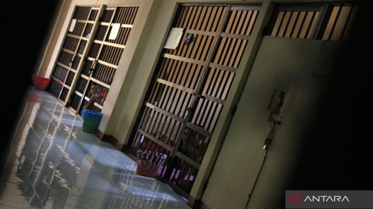 Anggota tim kuasa hukum gabungan Aremania, Nico. ANTARA/Muhammad Zulfikar