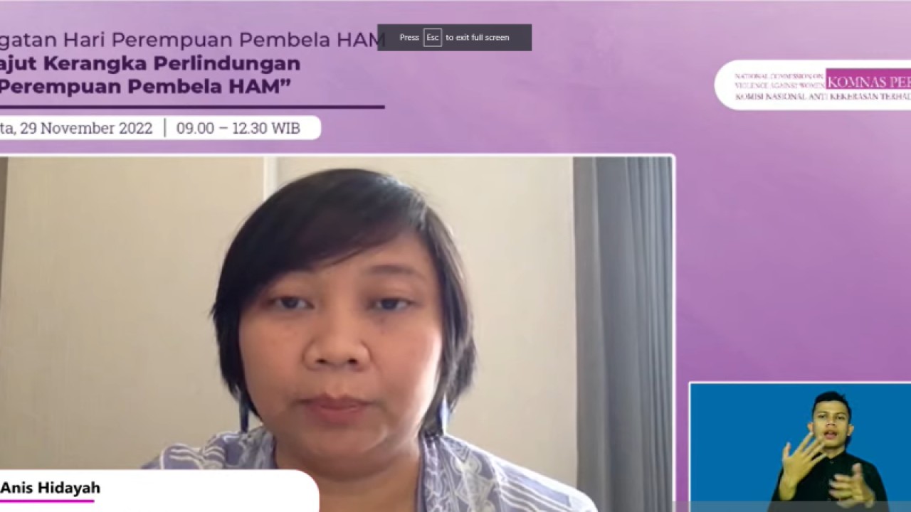 Tangkapan layar Komisioner Komnas HAM Anis Hidayah dalam webinar memperingati hari Perempuan Pembela HAM dengan tema "Merajut Kerangka Perlindungan bagi Perempuan Pembela HAM" pada Selasa (29/11/2022). (ANTARA/Fitra Ashari)