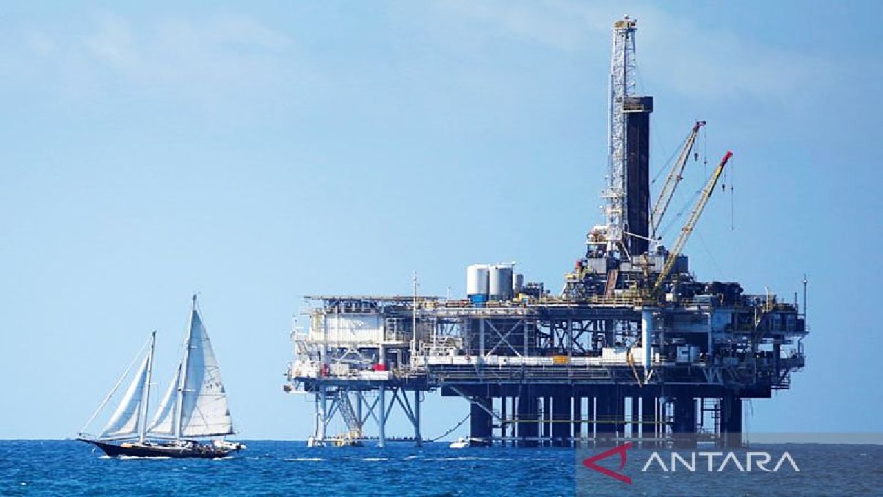 Ilustrasi - Anjungan minyak lepas pantai di Huntington Beach, California, Amerika Serikat. ANTARA/REUTERS/Lucy Nicholson/aa.