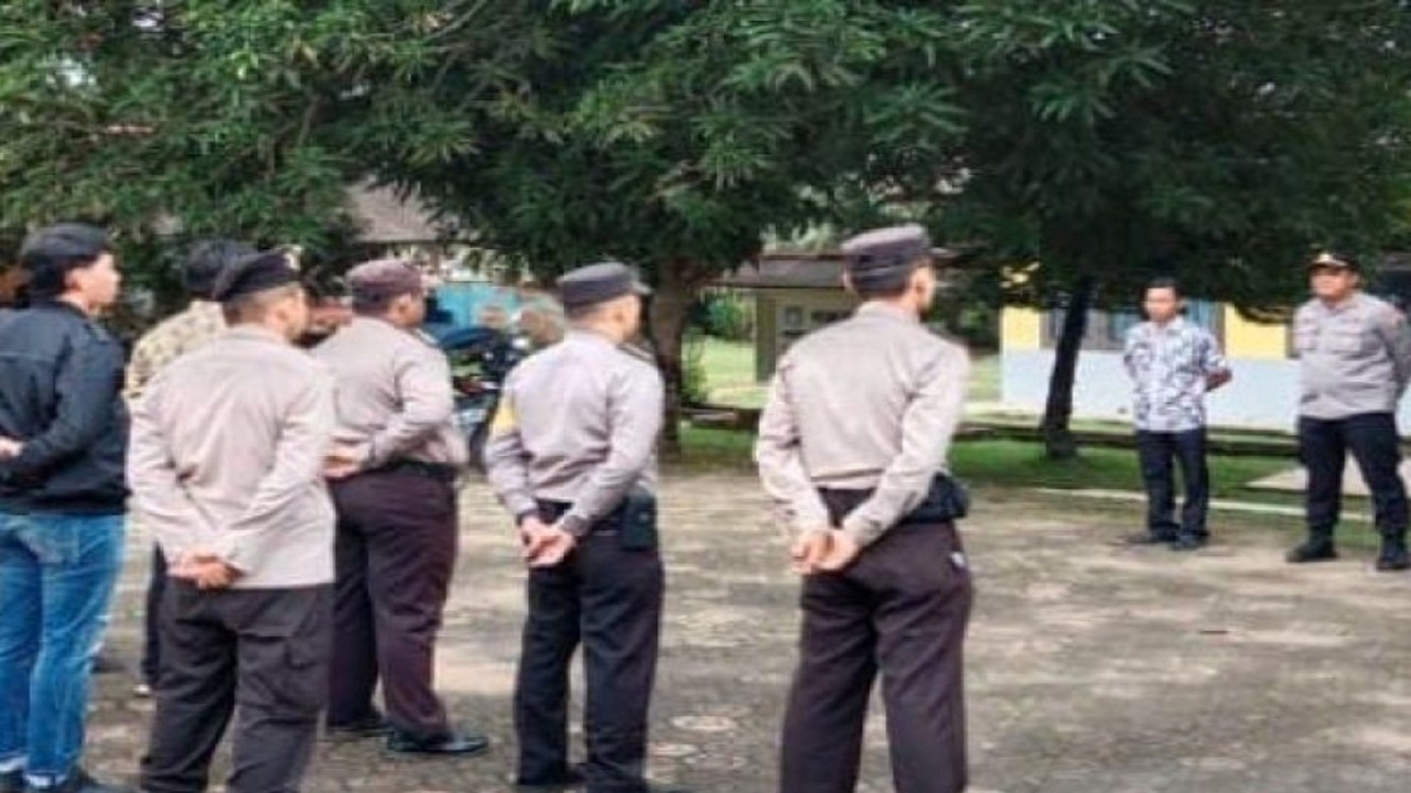 Apel kesiapsiagaan bencana yang dilakukan personel polsek bersama Kantor Camat Tempilang. (ANTARA/ Donatus Dasapurna)