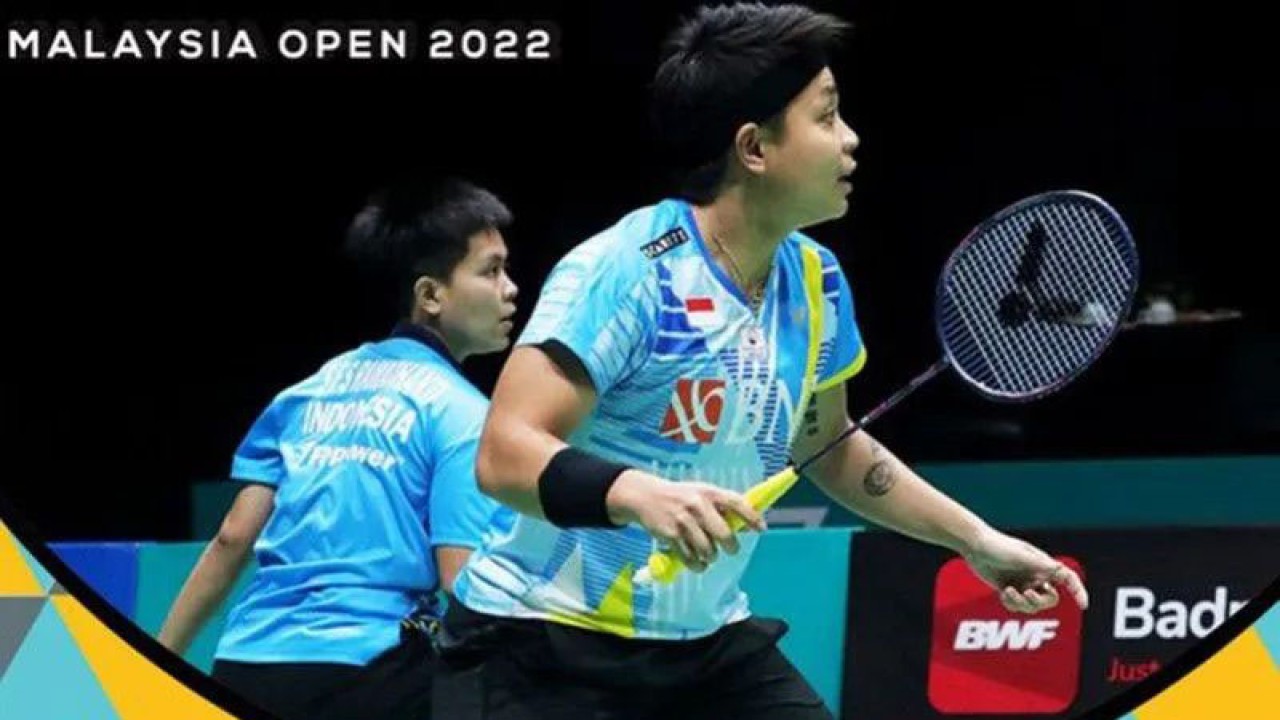 Ganda putri Indonesia Apriyani Rahayu/Siti Fadia Silva Ramadhanti (kiri) ketika melawan pasangan Zhang Shu Xian/Zheng Yu dari China di babak final pada ajang level Super 750. Ganda putri Indonesia mengukir kemenangan bersejarah di ajang Malaysia Open 2022, yang menjadi gelar juara perdana sebagai pasangan di ajang BWF World Tour di Kuala Lumpur, Minggu (3/7/2022). (ANTARA/Twitter/@INABadminton/pri.)