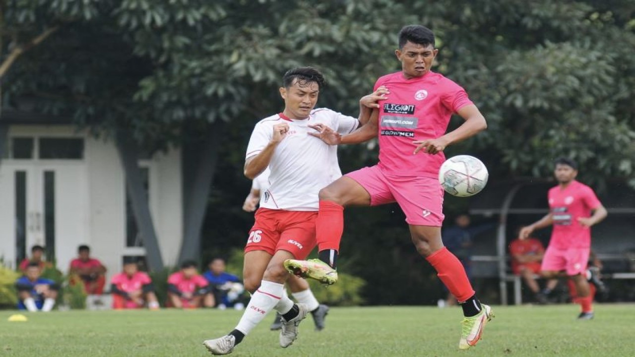 Pemain Arema FC Dedik Setiawan pada saat menjalani latihan bersama klub Liga 2, Putra Delta Sidoarjo, di Lapangan Universitas Brawijaya, di Kabupaten Malang, Jawa Timur, Rabu (30/11/2022). (ANTARA/HO-MO Arema FC)