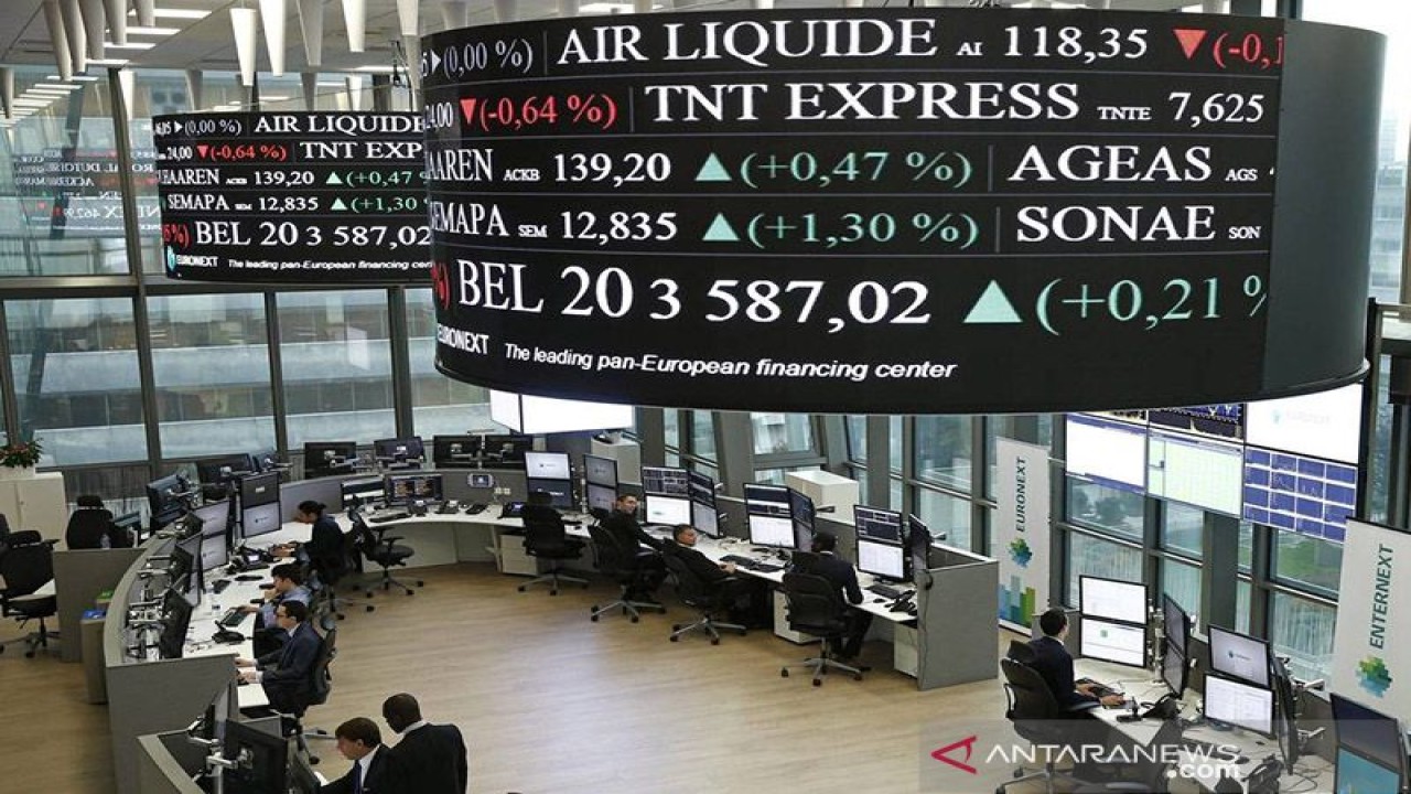 Arsip Foto - Operator pasar saham Euronext bekerja di pusat ruang pengawasan layanan pasar di markas baru Euronext di distrik bisnis dan keuangan La Defense di Courbevoie dekat Paris, Prancis. ANTARA/REUTERS/Benoit Tessier/am.