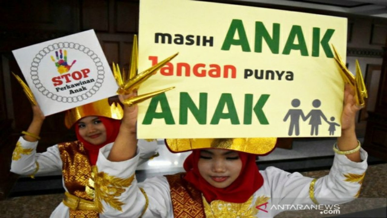 Arsip Foto - Pelajar mengampanyekan Gerakan Stop Perkawinan Anak. (ANTARA FOTO/Aditya Pradana Putra)