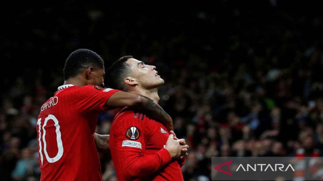Arsip - Pemain Manchester United Cristiano Ronaldo merayakan golnya bersama Marcus Rashford saat menghadapi Sheriff Tiraspol pada laga grup E Liga Europa di Old Trafford, Manchester, Inggris, Kamis (27/10/2022). MU menang 3-0 berkat gol Diogo Dalot, Rashford dan CR7. ANTARA FOTO/REUTERS/Craig Brough/rwa.