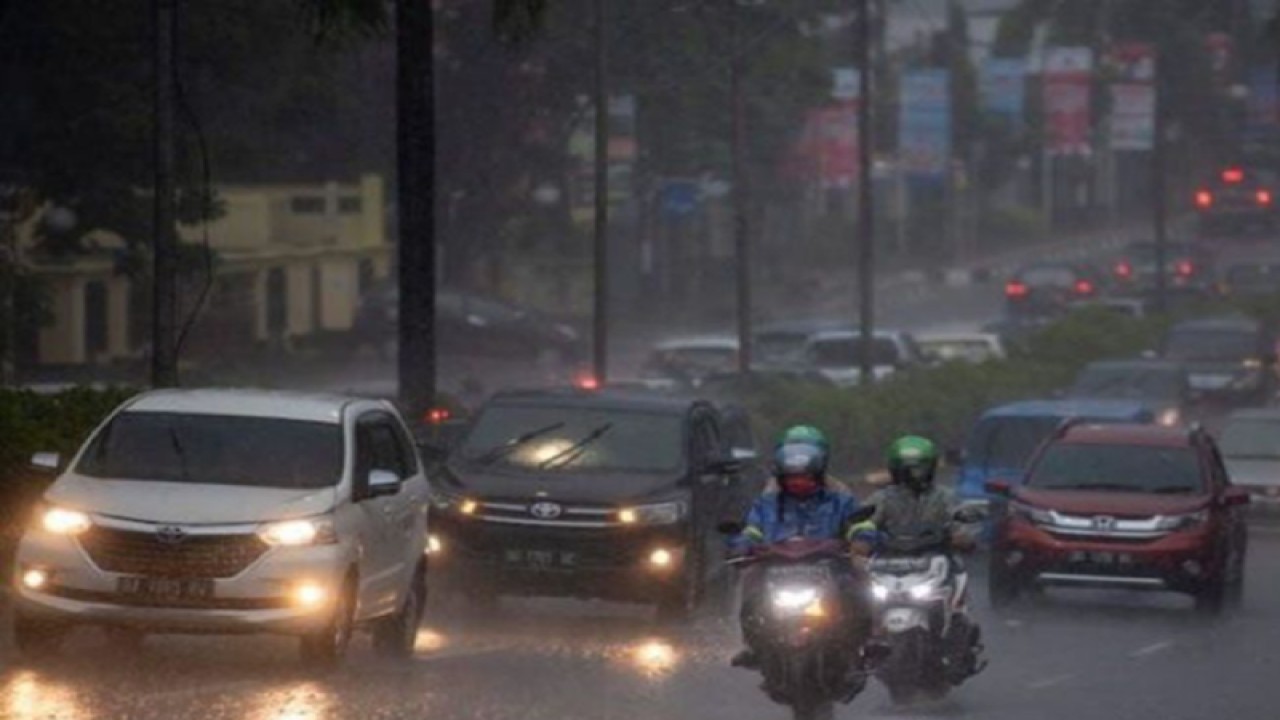 Arsip - Pengendara menerobos hujan lebat saat melintas di jalan protokol Palembang. (ANTARA/Nova Wahyudi/pri)
