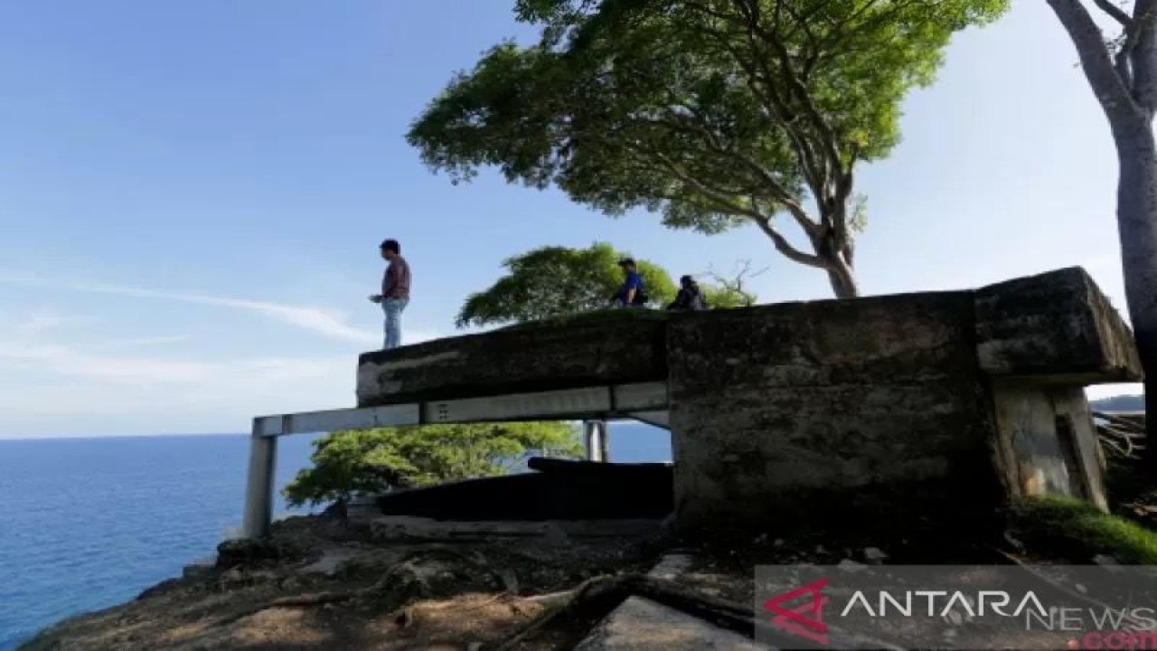 Arsip - Wisatawan mengunjungi objek wisata sejarah benteng Anoi Itam di Sabang, Aceh, Jumat (21/12). (ANTARA FOTO/Irwansyah Putra)