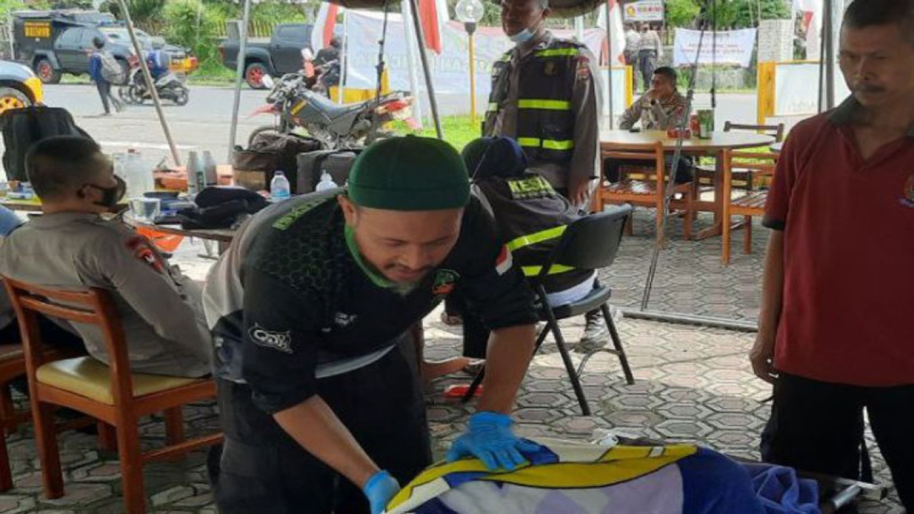 Asep didampingi rekannya memeriksa kondisi penyintas gempa 5,6 magnitudo di Kabupaten Cianjur, Jawa Barat, SSelasa (22/11/2022). (ANTARA/Laily Rahmawaty)