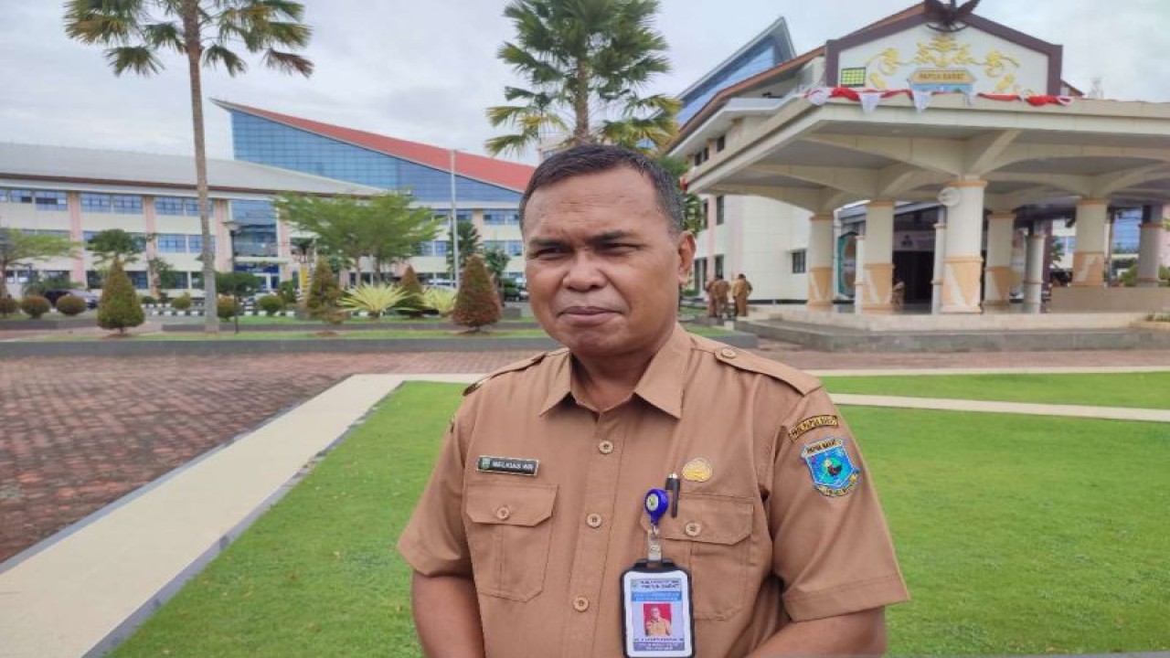 Asisten II bidang Ekonomi Pembangunan Setda Papua Barat Melkias Werinussa (ANTARA/Tri Adi Santoso)