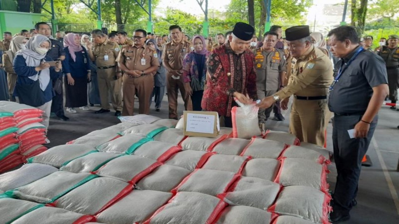Gerakan pembelian beras lokal oleh ASN di lingkungan Pemkot Jambi. ANTARA/HO