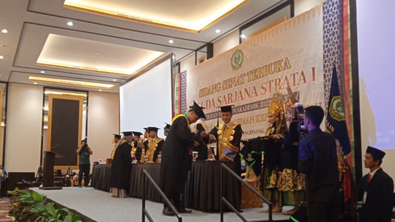 STAIN SAR Kepri menggelar acara wisuda 129 mahasiswa tahun 2022 di Hotel Aston, Kota Tanjungpinang, Selasa (29/11). (ANTARA/Ogen)