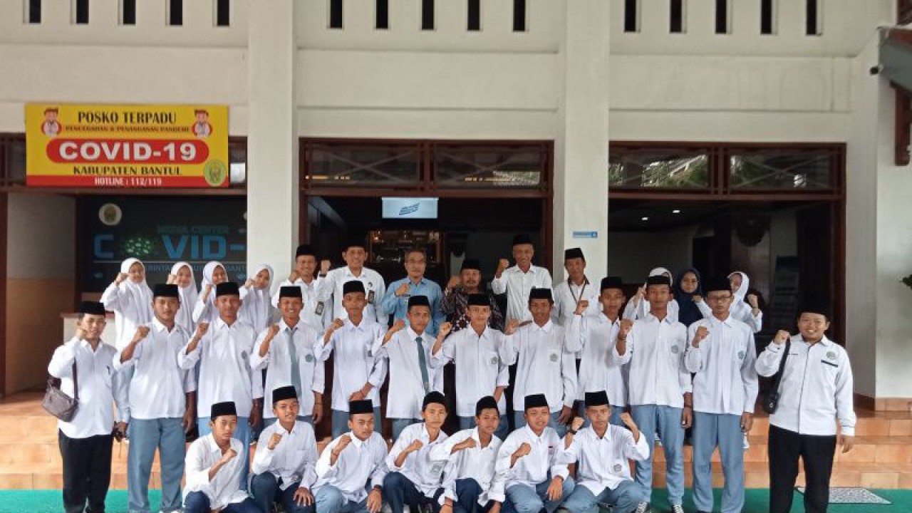 Para atlet dari pondok pesantren Kabupaten Bantul, DIY yang akan mengikuti ajang Pospenas di Solo, Jawa Tengah, saat pamitan dengan Bupati Bantul beberapa waktu lalu. (ANTARA/Hery Sidik)