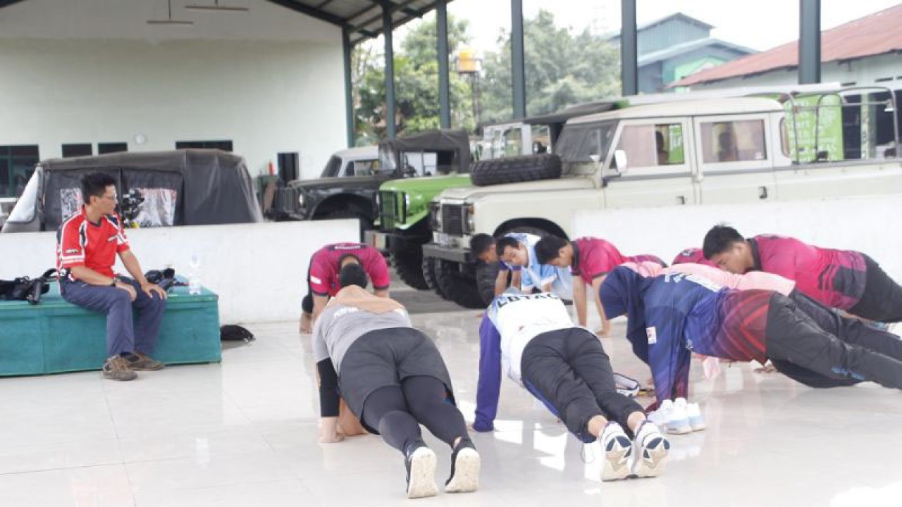 Atlet unggulan asal Belitung Timur saat latihan, Selasa (29/11) (ANTARA/Ahmadi)
