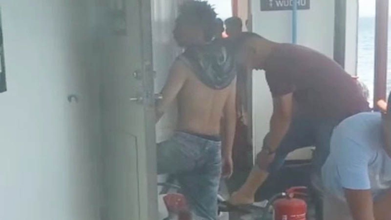 Tangkapan layar rekaman video yang menunjukkan awak KMP Garda Maritim 3 berusaha memadamkan api yang diduga berasal dari mesin pendingin udara yang meledak di salah satu ruangan kapal. (ANTARA)