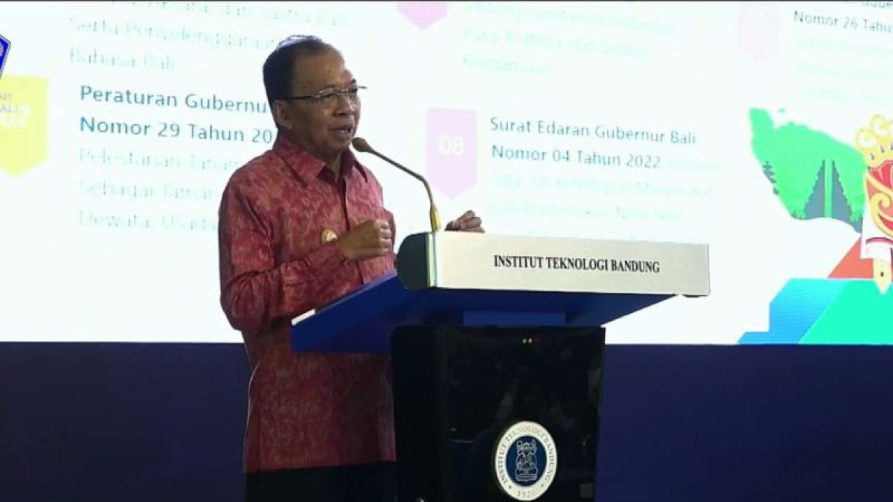 Gubernur Bali Wayan Koster dalam studi umum Institut Teknologi Bandung secara daring, Denpasar, Rabu (30/11/2022). ANTARA/Ni Putu Putri Muliantari