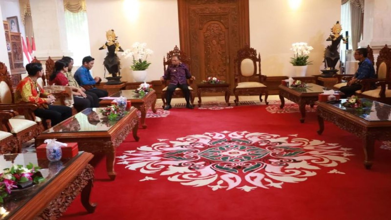 Gubernur Bali, Wayan Koster, saat menerima kunjungan Penghubung Komisi Yudisial Bali atau PKY Bali di Denpasar, Selasa (29/11/2022). ANTARA/HO-PKY Bali