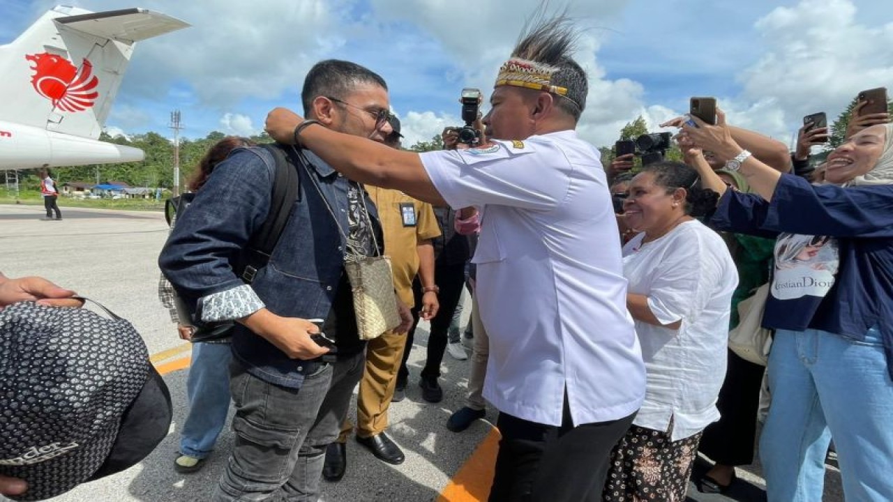 Judika saat disambut Bupati Untung Tamsil dan Wakil Bupati Yohana Dina Hindom ketika tiba di Bandar Udara Torea Fakfak, Selasa (15/11). (Antara/ HO- Humas HPI Fakfak)