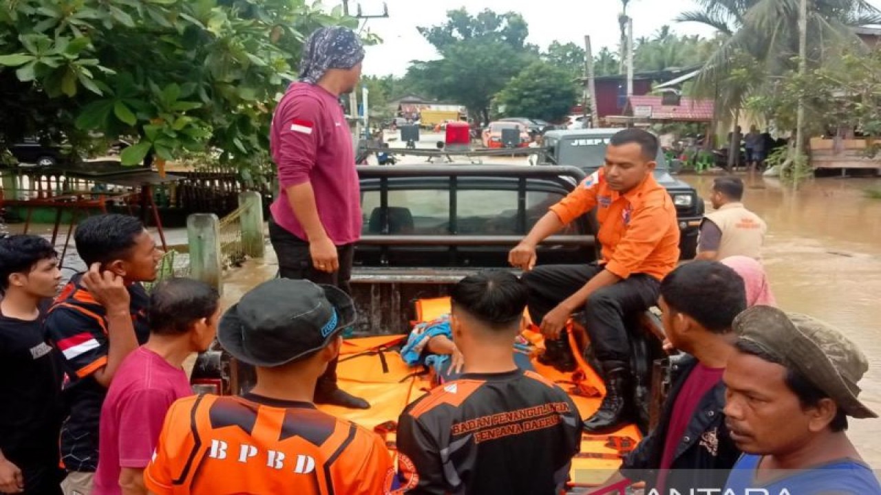 Petugas mengevakuasi korban banjir wilayah di Kecamatan Makmur, Kabupaten Bireuen, Sabtu (19/11/2022). (ANTARA/HO-BPBD Bireuen)
