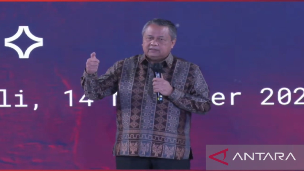 Gubernur Bank Indonesia (BI) Perry Warjiyo dalam acara Penandatanganan MoU Kerja Sama Konektivitas Pembayaran Kawasan ASEAN-5, sebagai acara kegiatan sampingan G20 Indonesia, yang dipantau secara daring di Jakarta, Senin (14/11/2022). (ANTARA/Agatha Olivia Victoria)