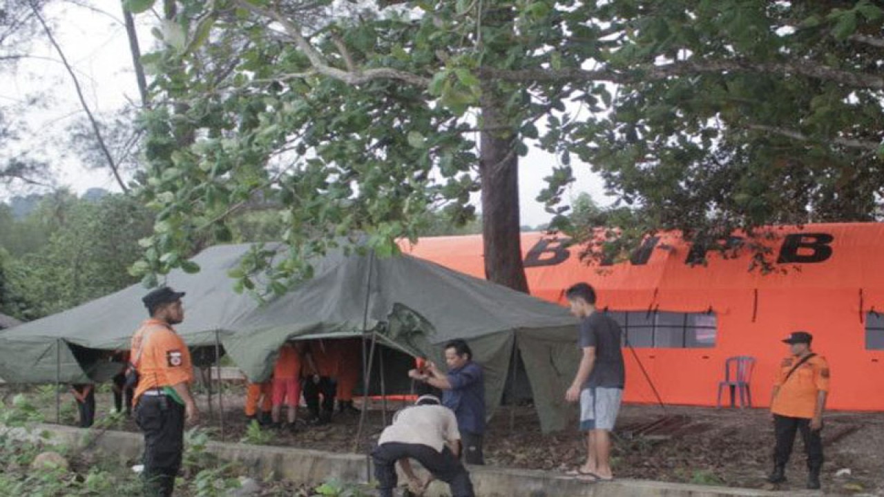 Basarnas Babel pindahkan posko pencarian helikopter NBO-105 milik Polri yang jatuh di perairan Manggar (ANTARA/Kasmono)