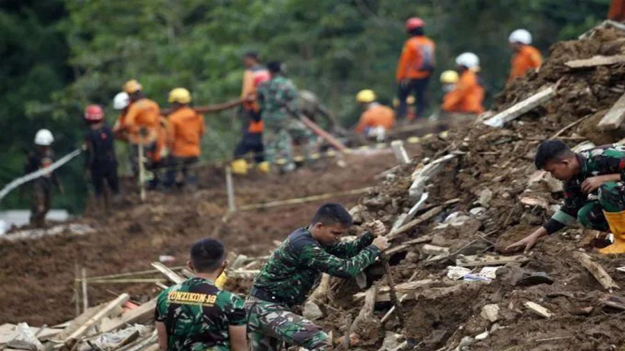 Petugas SAR gabungan melakukan evakuasi korban longsor akibat gempa bumi di Cugenang, Kabupaten Cianjur, Jawa barat, Sabtu (26/11/2022). ANTARA FOTO/Yulius Satria Wijaya/hp.