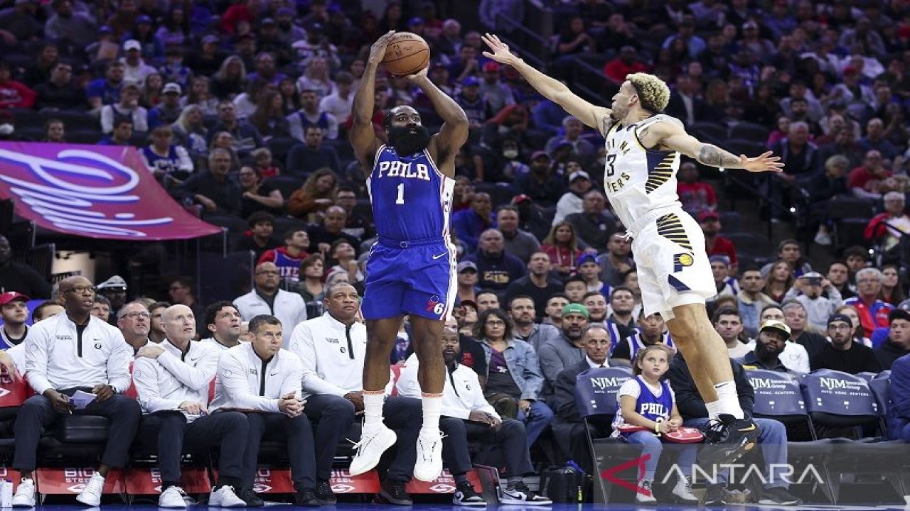 Bintang Philadelphia 76ers James Harden (kiri) berusaha melepaskan tembakan di hadapan pemain Indiana Pacers Chris Duarter dalam lanjutan NBA di Wells Fargo Center, Pennsylvania, Amerika Serikat, Senin (24/10/2022) waktu setempat. (ANTARA/AFP/GETTY IMAGES/Tim Nwachukwu)