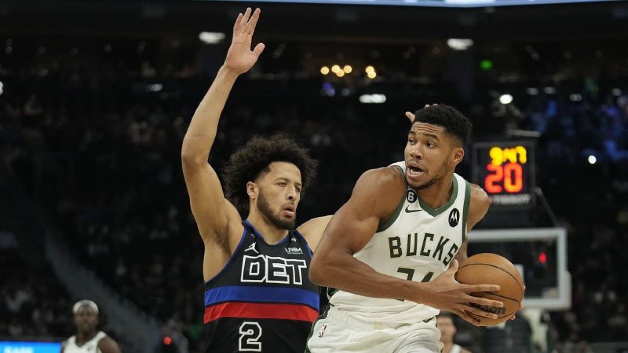 Arsip - Bintang Milwaukee Bucks Giannis Antetokounmpo (kanan) berusaha menembus pengawalan pemain Houston Rockets Cade Cunningham dalam lanjutan NBA di Fiserv Forum, Wisconsin, Amerika Serikat, Rabu (2/11/2022) waktu setempat. (ANTARA/AFP/GETTY IMAGES/Patrick McDermott)