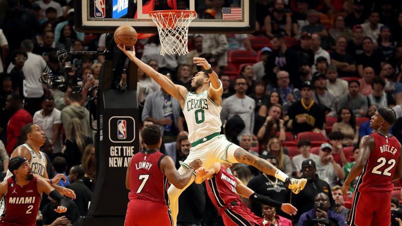 Foto arsip - Bintang Boston Celtics Jayson Tatum (atas) mencetak angka melawan Miami Heat dalam gim lanjutan NBA di FTX Arena, Florida, Amerika Serikat, Jumat (21/10/2022) waktu setempat. (ANTARA/AFP/GETTY IMAGES/Megan Briggs)