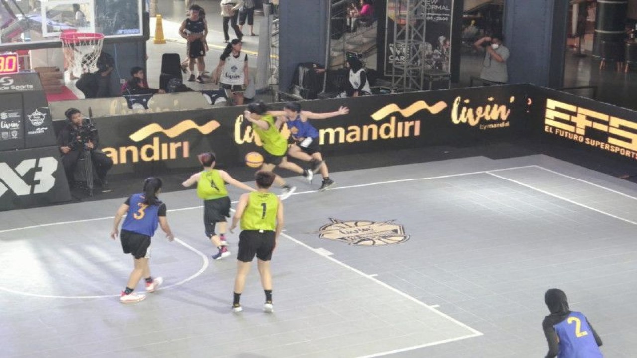 Suasana pertandingan final Livin by Mandiri Indonesia 3X3 Tournament 2022 yang digelar di Cilandak Town Square (Citos), Sabtu (26/11/2022). (ANTARA/HO)