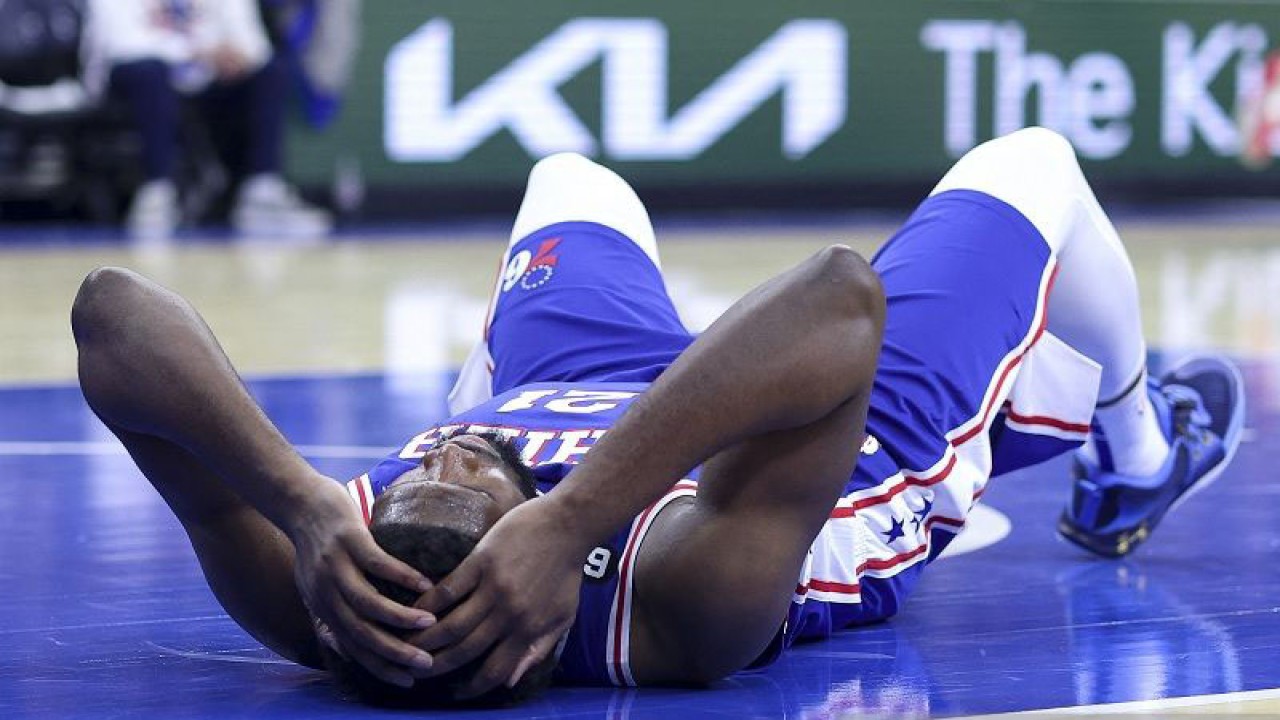 Arsip foto - Bintang Philadelphia 76ers Joel Embiid bereaksi di tengah gim lanjutan NBA melawan Milwaukee Bucks di Fiserv Forum, Wisconsin, Amerika Serikat, Kamis (20/10/2022) waktu setempat. (ANTARA/AFP/GETTY IMAGES/Tim Nwachukwu)