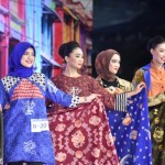 Batik khas Surabaya diperagakan duta wisata Cak dan Ning di Surabaya. (ANTARA/HO-Diskominfo Surabaya)-1668666967