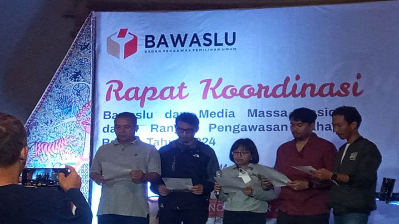 Empat jurnalis membacakan teks Deklarasi Jurnalis Kawal Pemilu Damai 2024 di sela-sela gala dinner dari Rapat Koordinasi Bawaslu dan Media Massa Nasional dalam Rangka Pengawasan Tahapan Pemilu Tahun 2024, di Kota Batu, Provinsi Jawa Timur, Minggu (27/11/2022) malam. ANTARA/Tri Meilani Ameliya.