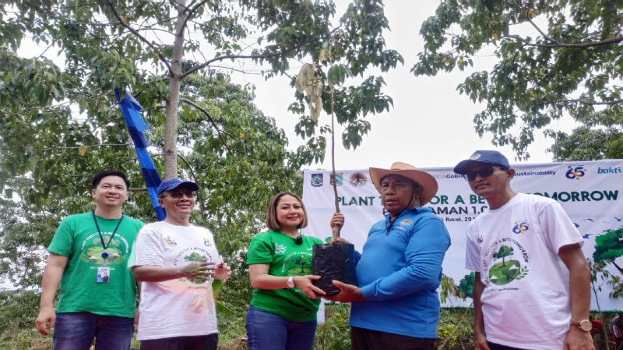 (Kiri ke kanan) Kepala Kantor Cabang Utama BCA Cakranegara Indrawanto Sahama, Bupati Lombok Barat Fauzan Khalid, EVP Corporate Communication & Social Responsibility BCA Hera Haryn, Ketua Kelompok Tani Wana Sasak Lestari Alsyah, serta Kepala Dinas Lingkungan dan Kehutanan Pemerintah Provinsi NTB Julmansyah saat melakukan penanaman 1.000 pohon di kaki Gunung Sasak, Lombok Barat, Nusa Tenggara Barat, Selasa (29/11/2022). ANTARA/Agatha Olivia Victoria
