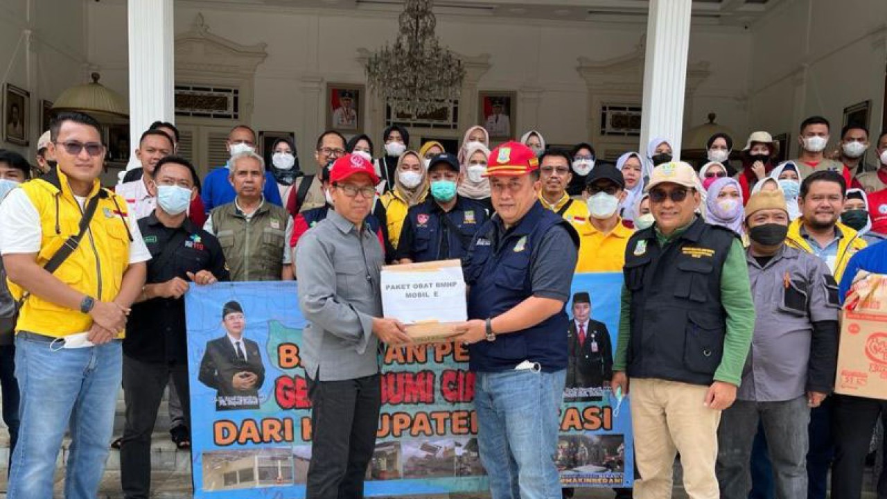Sekretaris Daerah Kabupaten Bekasi Dedy Supriyadi menyerahkan bantuan untuk korban gempa secara simbolis kepada Asisten Daerah Pemerintahan dan Kesra Pemkab Cianjur Arief Kurniawan di Pendopo Pemkab Cianjur, Selasa. (ANTARA/Pradita Kurniawan Syah).
