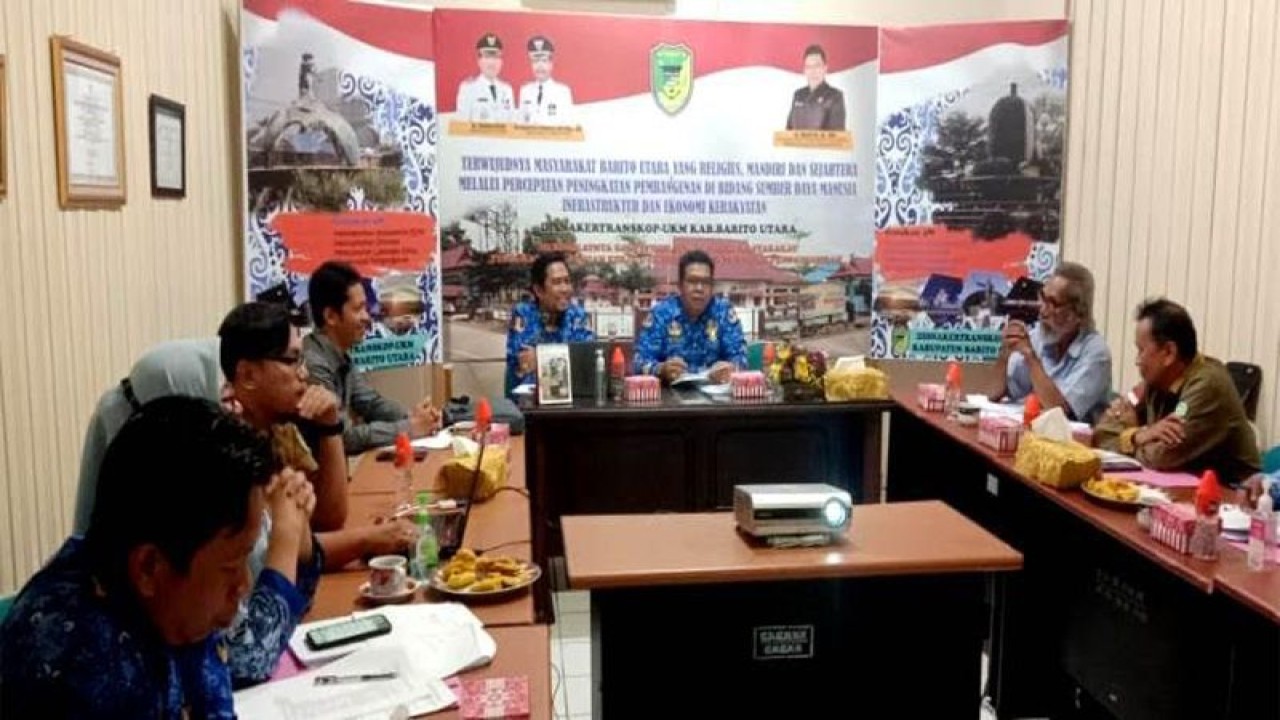 Kepala Dinas Tenaga Kerja, Transmigrasi, Koperasi, dan Usaha Kecil Menengah Kabupaten Barito Utara M Mastur memimpin sidang Dewan Pengupahan untuk membahas penentuan upah minimum tahun 2023 di Muara Teweh, Kabupaten Barito Utara, Provinsi Kalimantan Tengah, Selasa (29/11/2022). (ANTARA/HO-Disnakertranskop UKM Barito Utara)