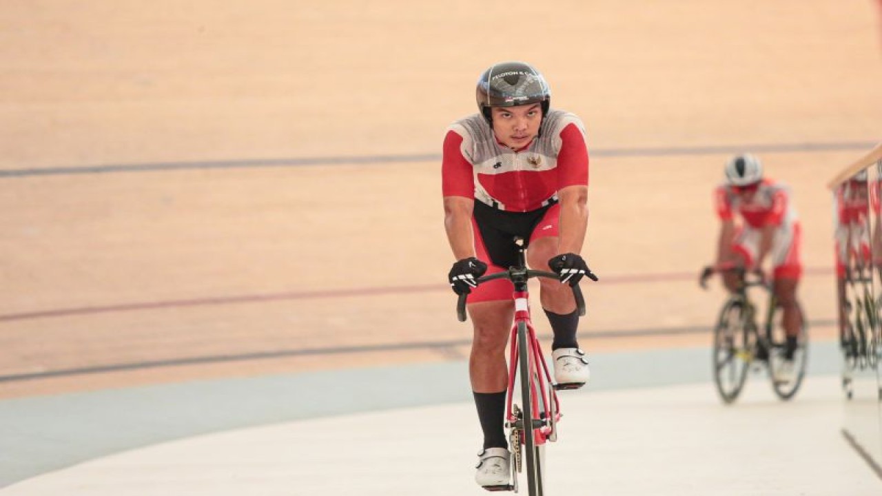 Pebalap sepeda Indonesia Bernard Benyamin Van Aert menjalani sesi latihan di Jakarta International Velodrome sebelum turun di UCI Track World Championships 2022 di Saint-Quentin en Yvelines, Prancis, 12-16 Oktober 2022.  (ANTARA/HO-PB ISSI/Nick Hanoatubun)