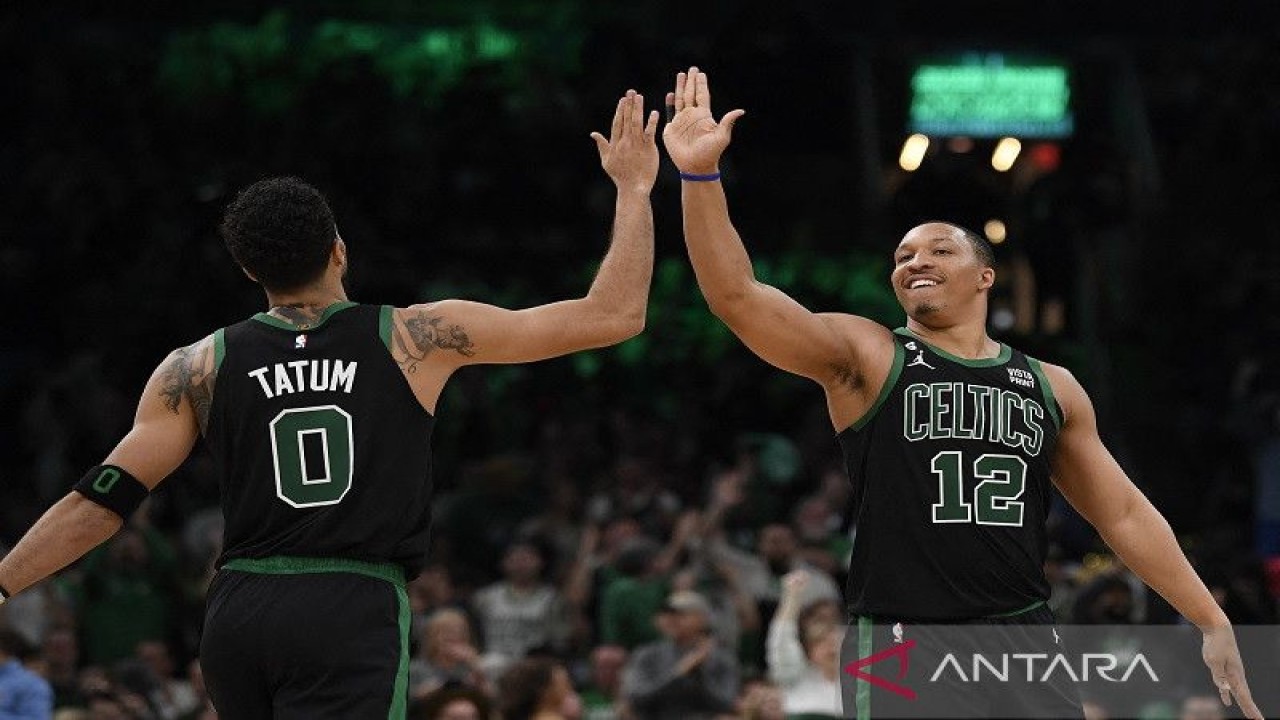 Bintang Boston Celtics Jayson Tatum (kiri) melakukan tos dengan rekannya Grant Williams selepas mencetak angka melawan Denver Nuggets dalam lanjutan NBA di TD Garden, Massachusetts, Amerika Serikat, Jumat (11/11/2022) waktu setempat. (ANTARA/REUTERS/USA TODAY SPORTS/Bob DeChiara)