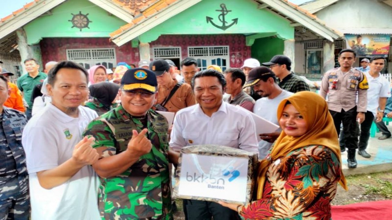 BKKBN bersama Pemerintah Provinsi Banten saat melakukan kunjungan sambil memberikan bantuan pengentasan stunting dan kemiskinan ekstrem di Kabupaten Serang, Banten pada Sabtu (19/11/2022). (ANTARA/HO-BKKBN)