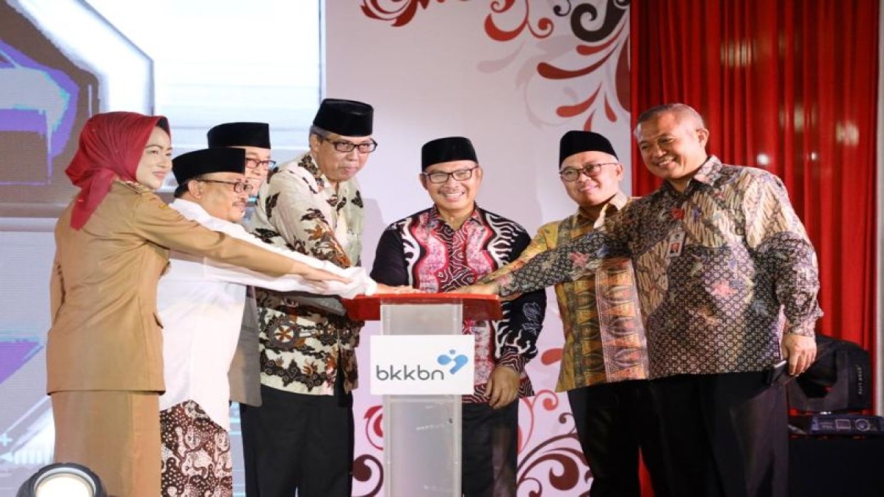 Kepala BKKBN Hasto Wardoyo menghadiri peluncuran materi audiovisual pencegahan stunting secara nasional di Pendopo Kabupaten Brebes, Jawa Tengah, Senin (28/11/2022). (ANTARA/HO-BKKBN)